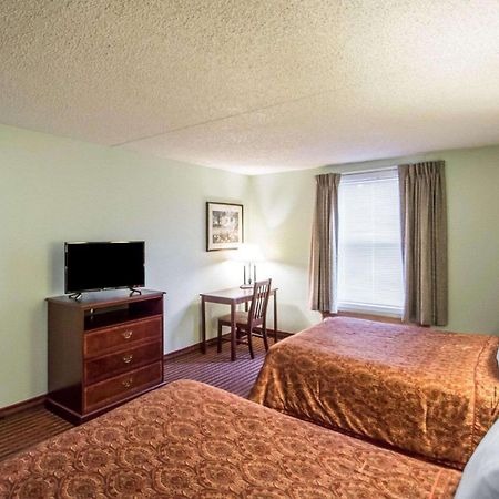 Rodeway Inn Lakeville Exteriér fotografie
